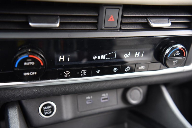 Nissan Rogue Vehicle Image 13