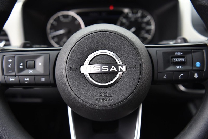Nissan Rogue Vehicle Image 17