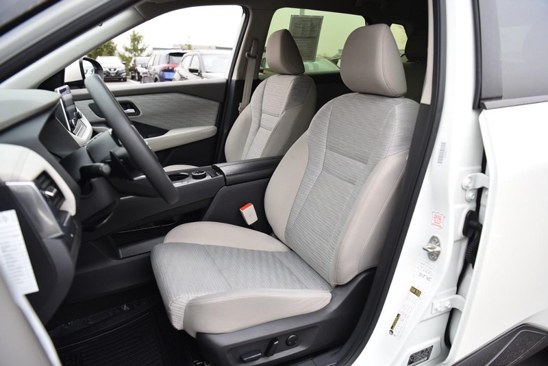 Nissan Rogue Vehicle Image 18
