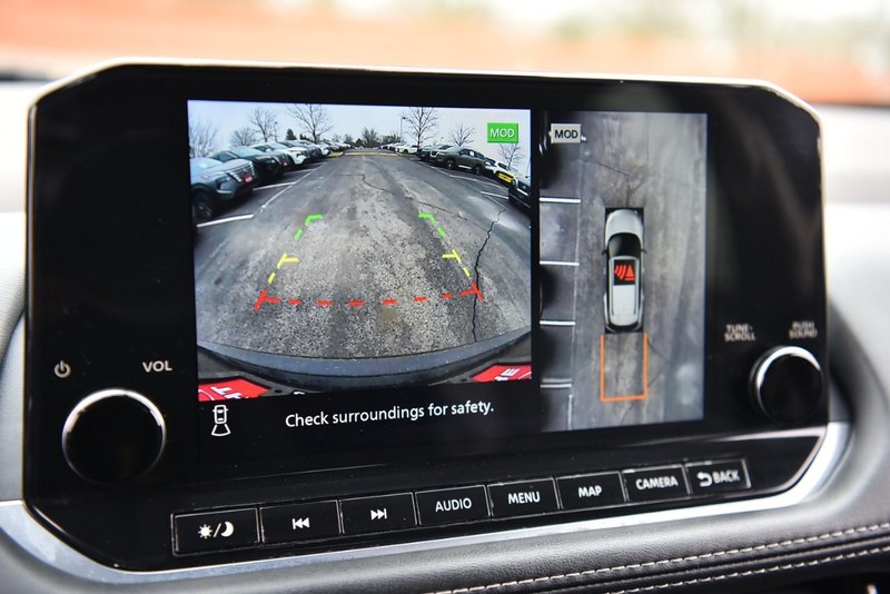 Nissan Rogue Vehicle Image 13