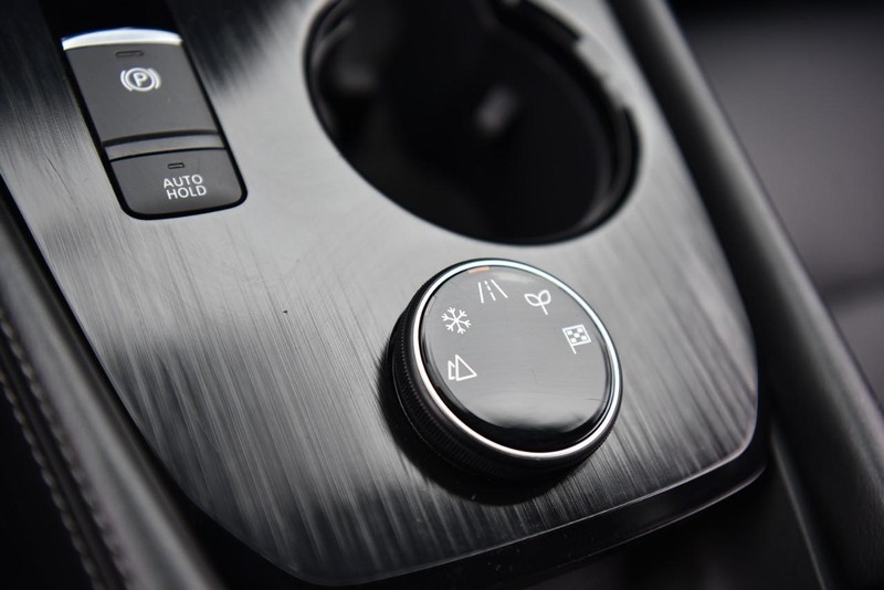 Nissan Rogue Vehicle Image 16