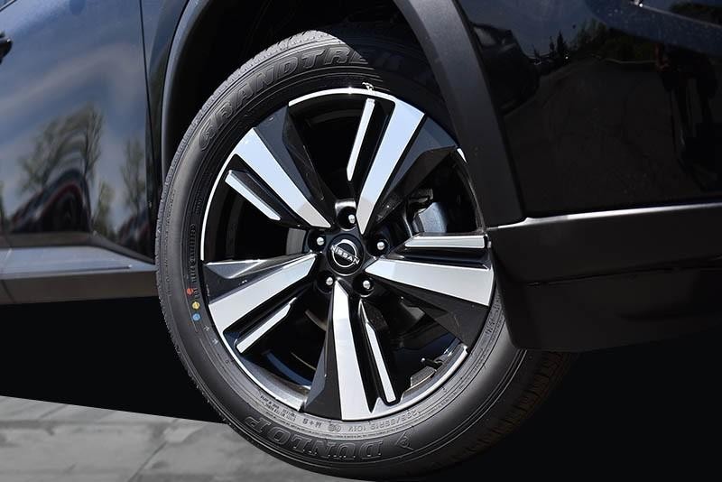 Nissan Rogue Vehicle Image 03