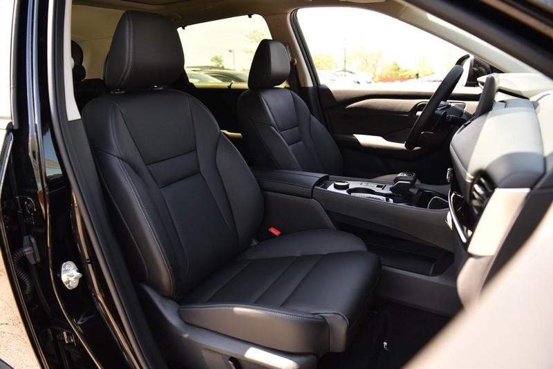 Nissan Rogue Vehicle Image 21