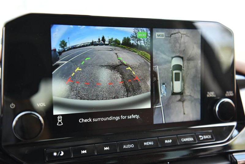 Nissan Pathfinder Vehicle Image 14
