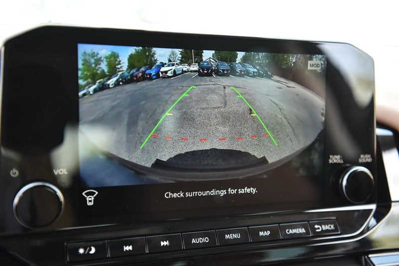 Nissan Pathfinder Vehicle Image 17