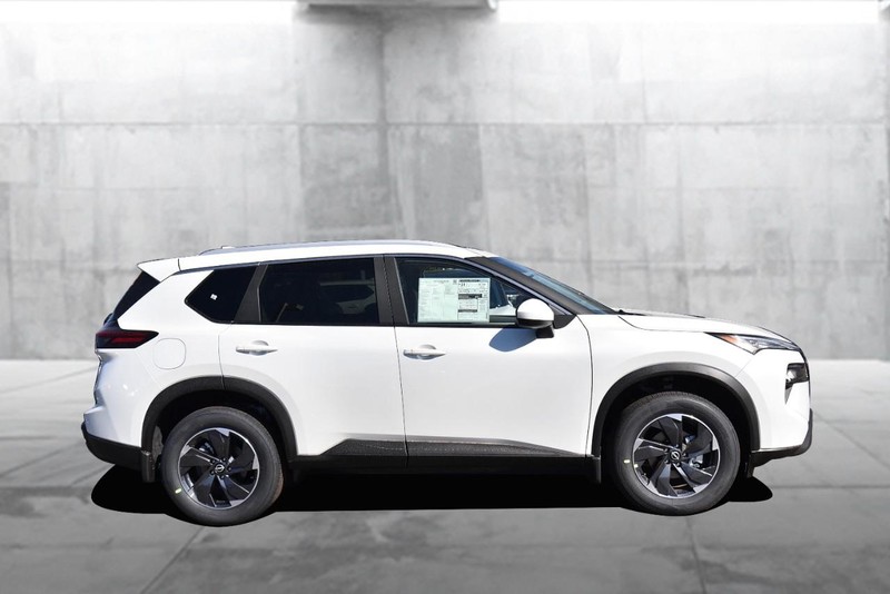 Nissan Rogue Vehicle Image 05