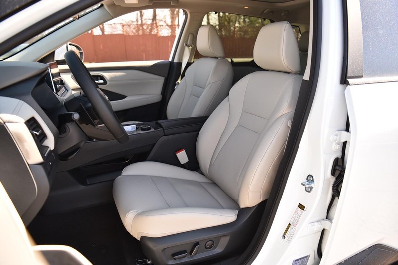 Nissan Rogue Vehicle Image 18