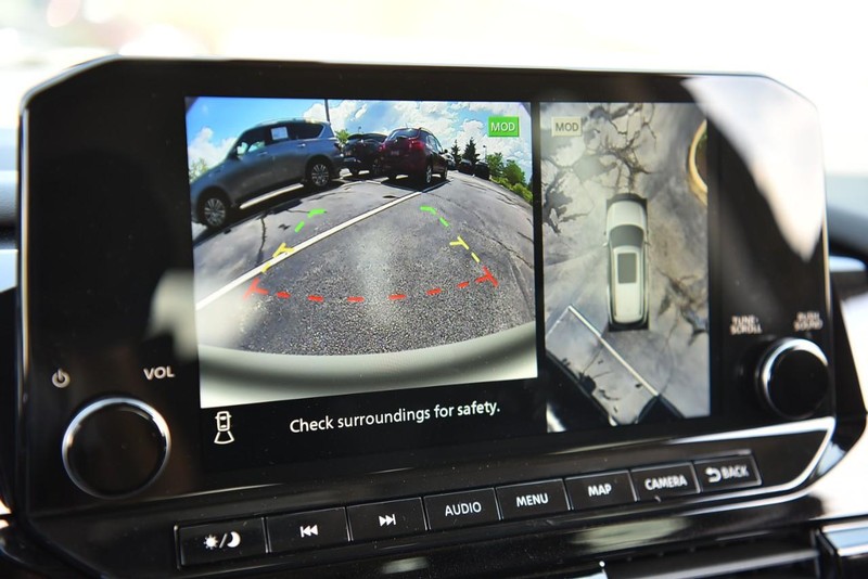 Nissan Pathfinder Vehicle Image 13