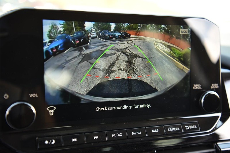 Nissan Pathfinder Vehicle Image 16