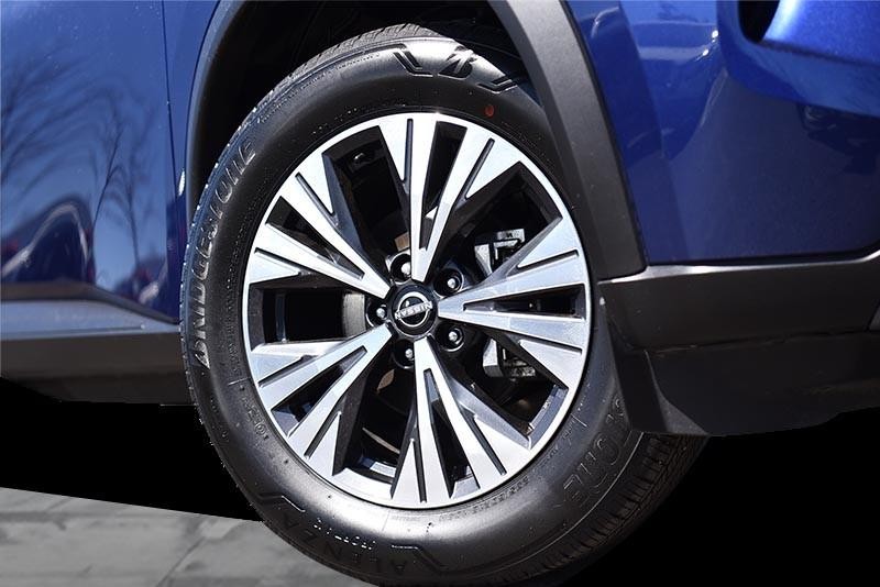 Nissan Rogue Vehicle Image 03