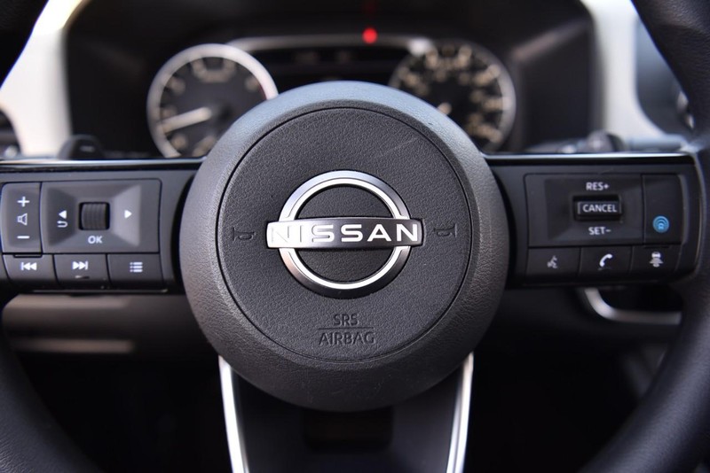 Nissan Rogue Vehicle Image 17