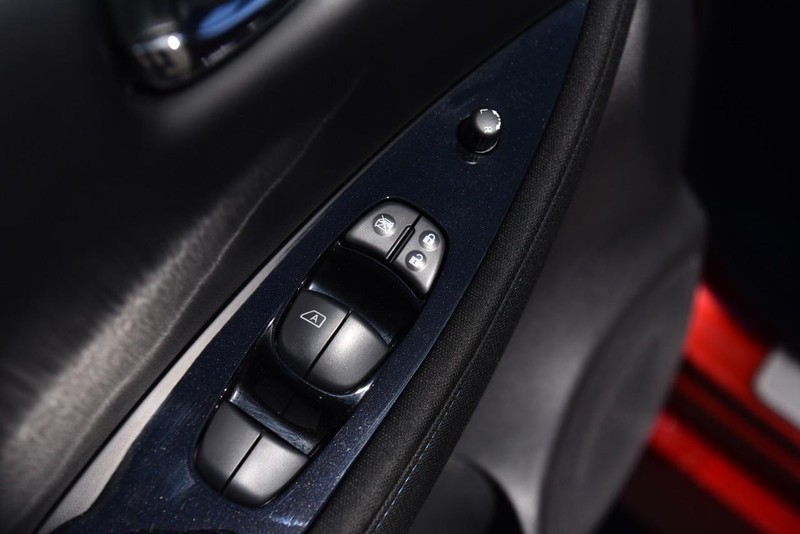 Nissan LEAF Vehicle Image 08