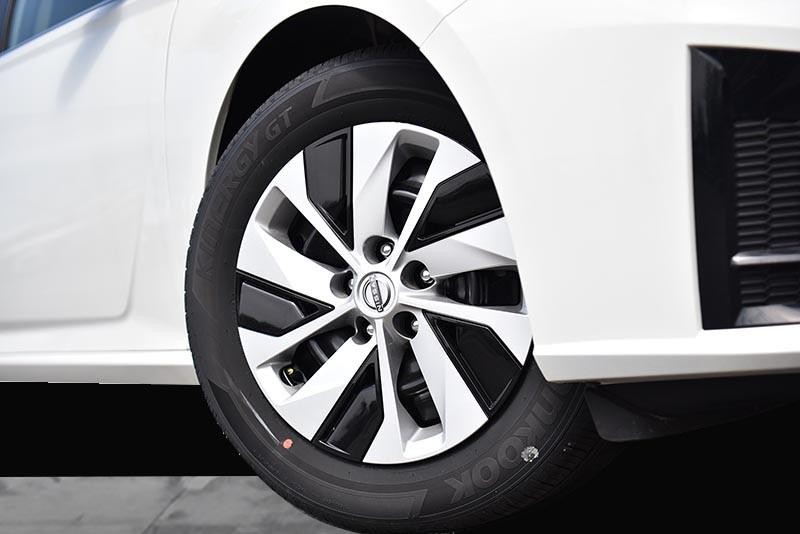 Nissan Altima Vehicle Image 03