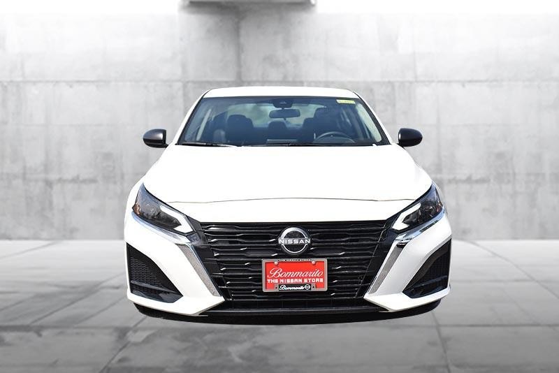 Nissan Altima Vehicle Image 04