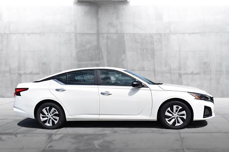 Nissan Altima Vehicle Image 05
