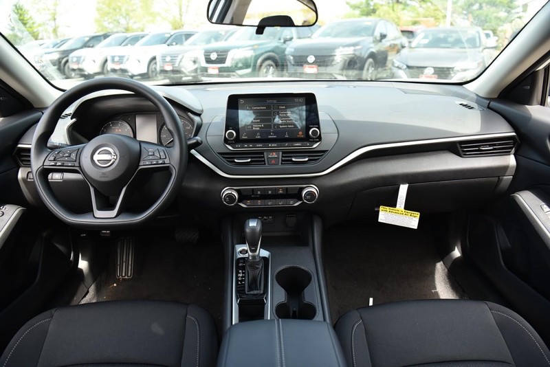 Nissan Altima Vehicle Image 08