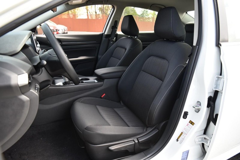 Nissan Altima Vehicle Image 19