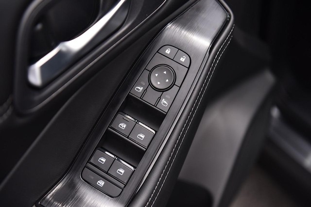 Nissan Rogue Vehicle Image 09