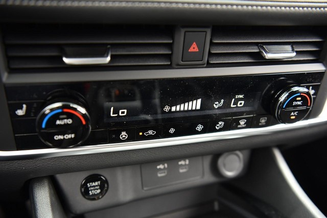 Nissan Rogue Vehicle Image 15