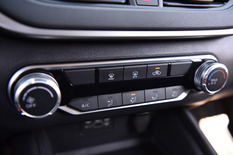 Nissan Altima Vehicle Image 13