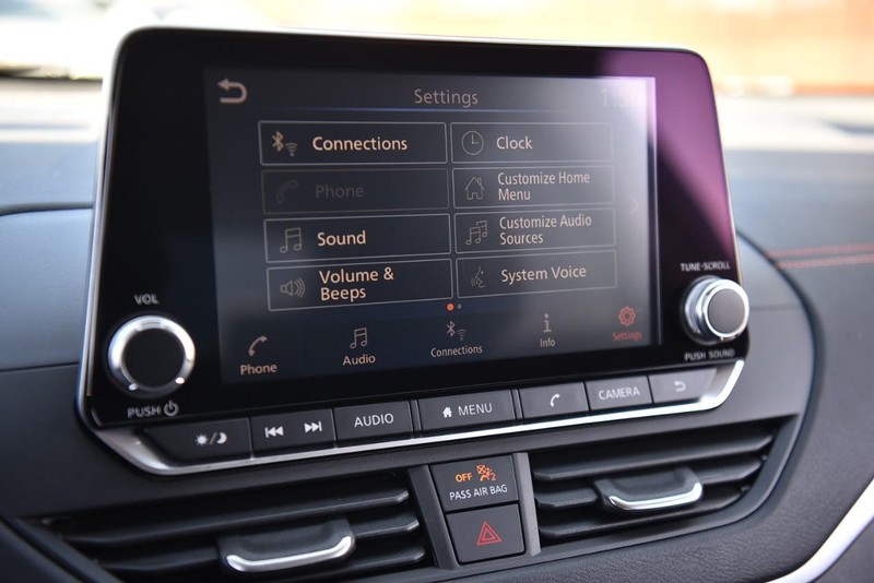 Nissan Altima Vehicle Image 16
