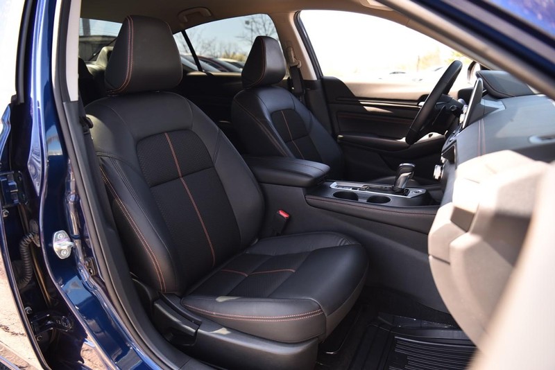 Nissan Altima Vehicle Image 18