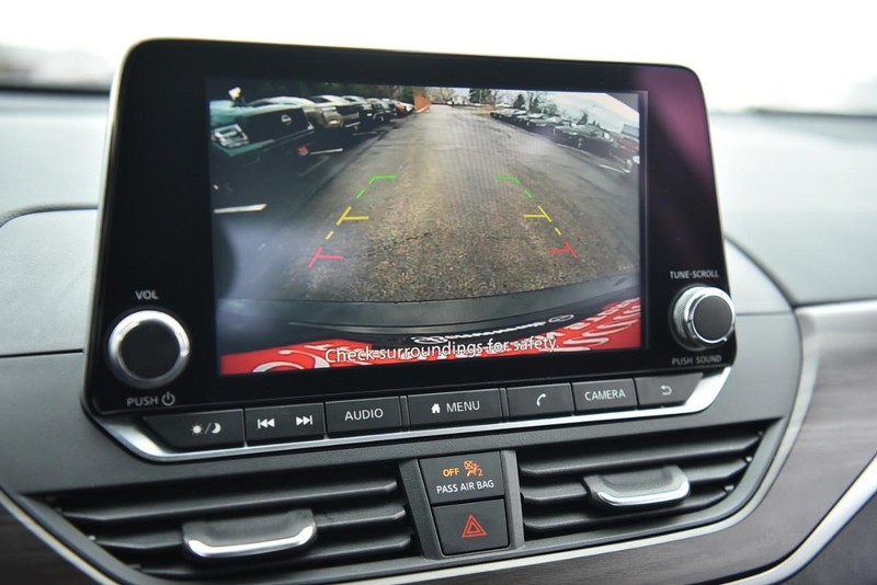 Nissan Altima Vehicle Image 12