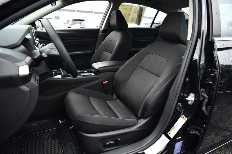 Nissan Altima Vehicle Image 18
