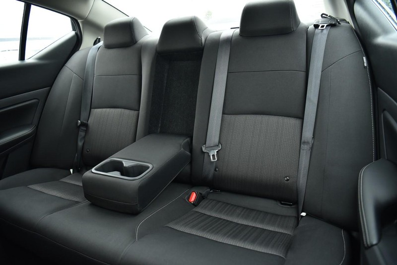 Nissan Altima Vehicle Image 20