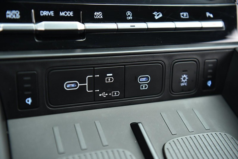 Hyundai Santa Fe Vehicle Image 16