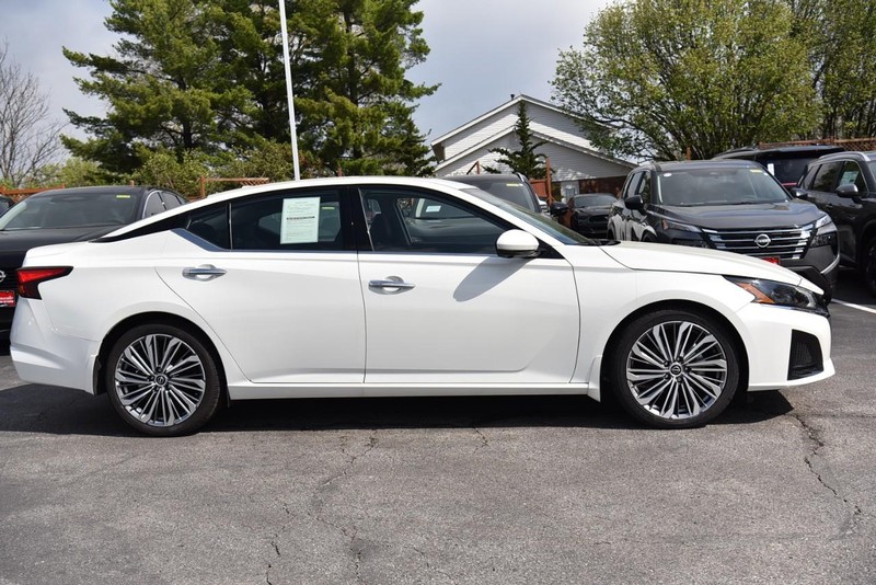 Nissan Altima Vehicle Image 05