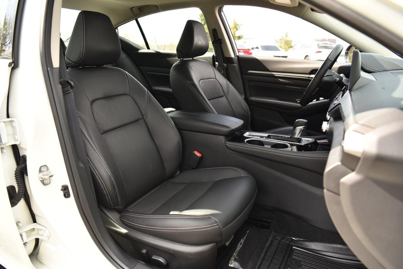 Nissan Altima Vehicle Image 20