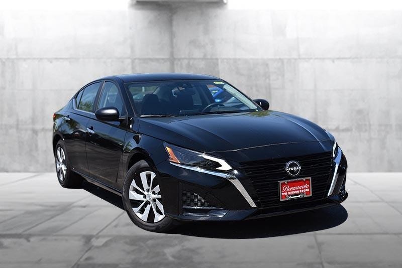 Nissan Altima Vehicle Image 02