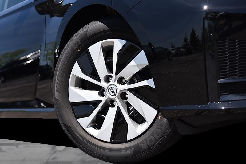Nissan Altima Vehicle Image 03
