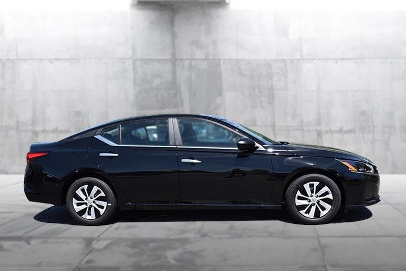 Nissan Altima Vehicle Image 05