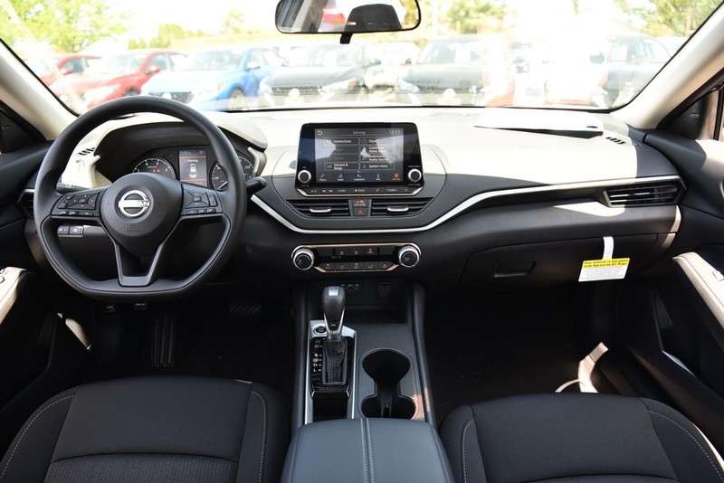 Nissan Altima Vehicle Image 08