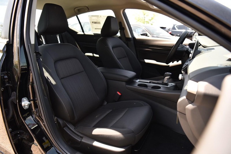 Nissan Altima Vehicle Image 21