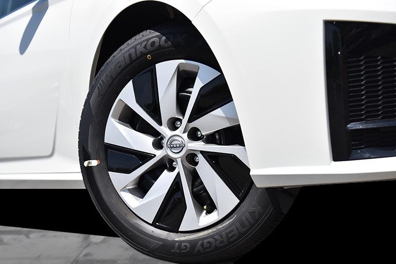 Nissan Altima Vehicle Image 03