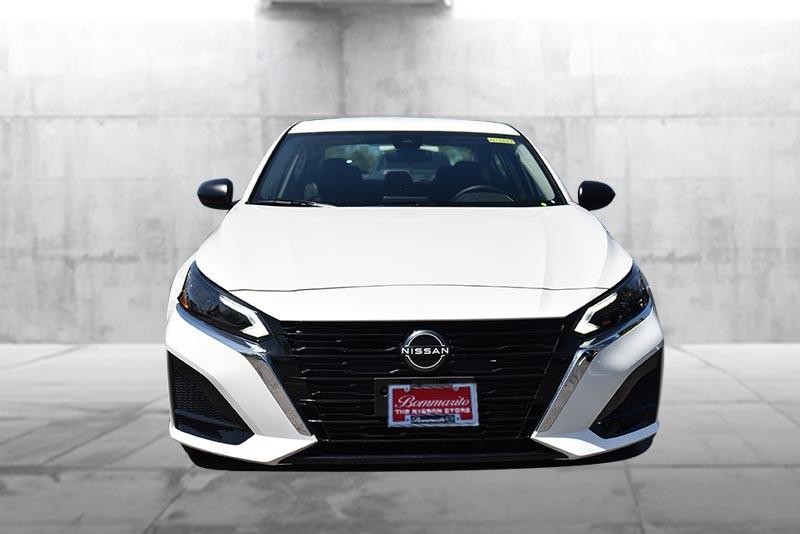 Nissan Altima Vehicle Image 04