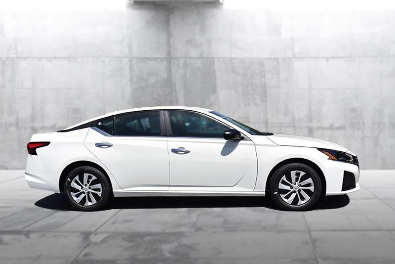 Nissan Altima Vehicle Image 05