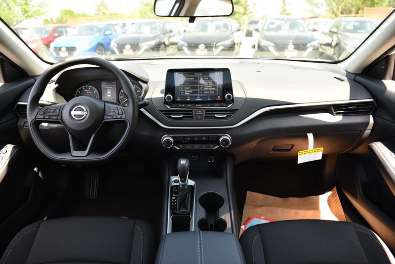 Nissan Altima Vehicle Image 08