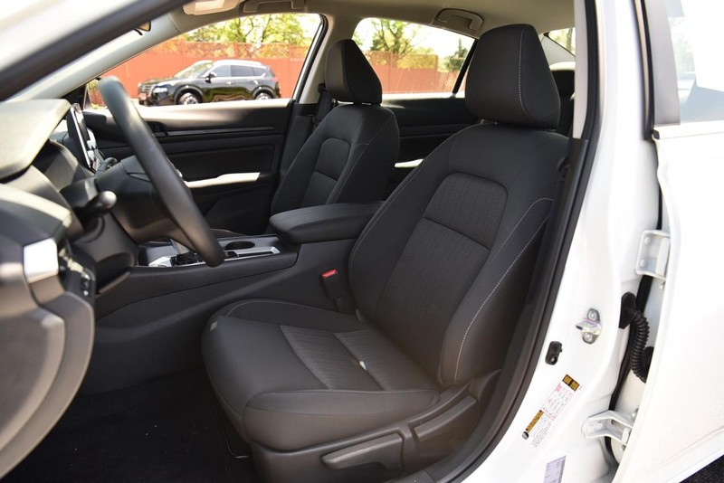 Nissan Altima Vehicle Image 19