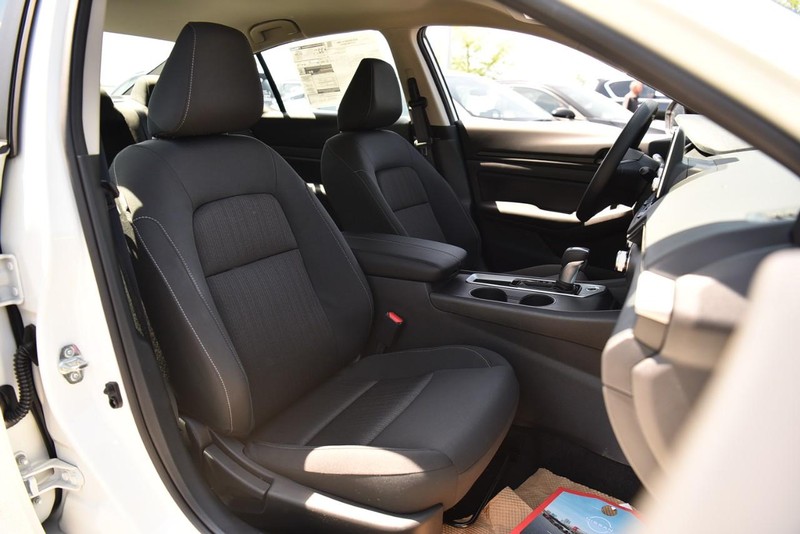 Nissan Altima Vehicle Image 20