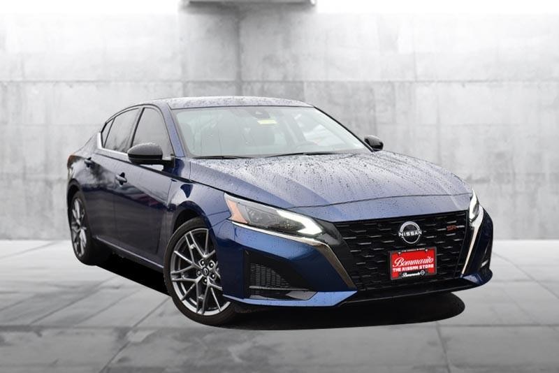 Nissan Altima Vehicle Image 02