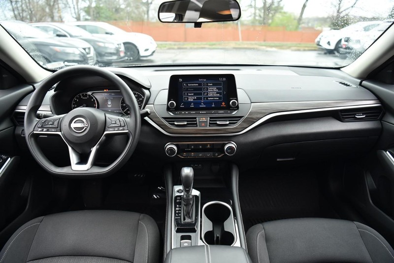 Nissan Altima Vehicle Image 07
