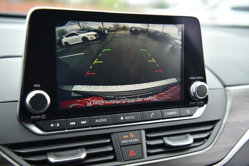 Nissan Altima Vehicle Image 12