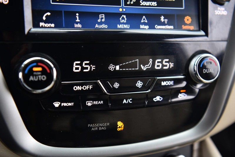 Nissan Murano Vehicle Image 16