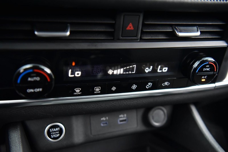 Nissan Rogue Vehicle Image 14