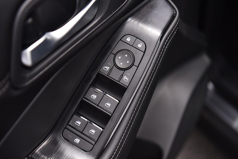 Nissan Rogue Vehicle Image 09