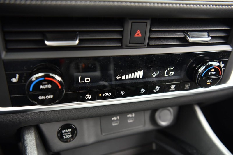 Nissan Rogue Vehicle Image 15